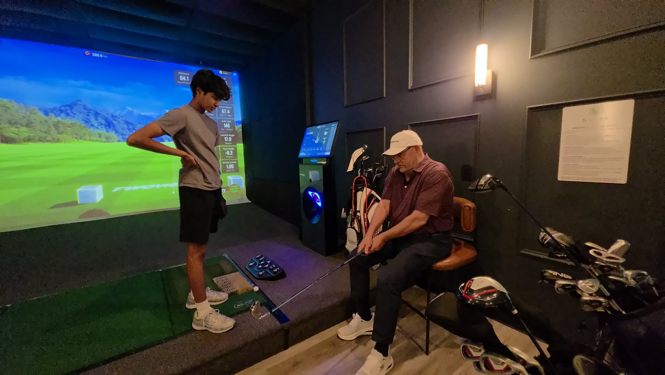 Richard Wenz coaching a student on the GOLFZON simulator